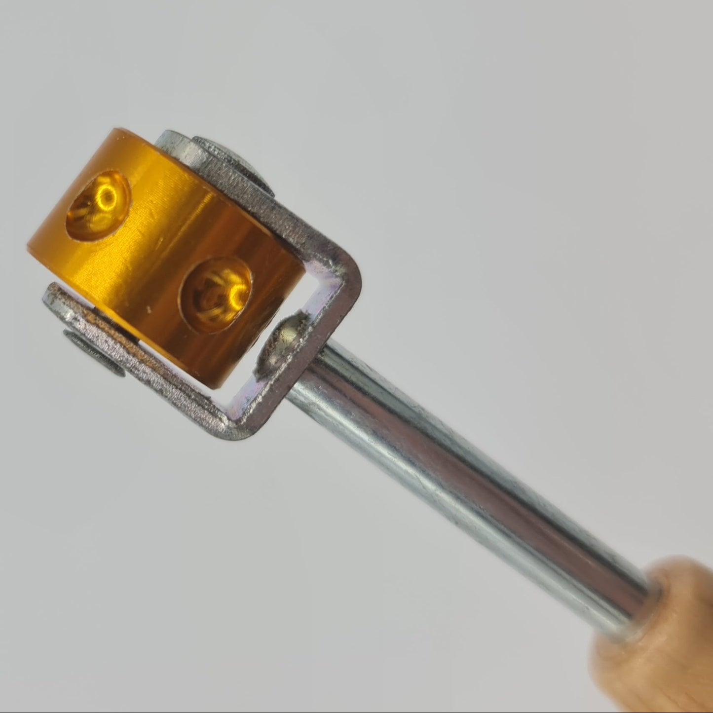 Texture roller for making patterns in the surface of clay