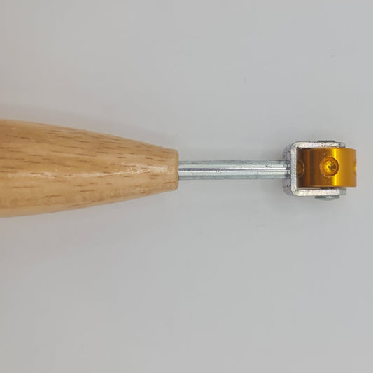 Texture roller for making patterns in the surface of clay