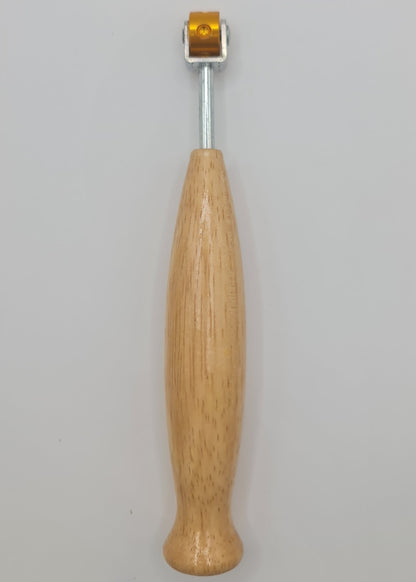 Texture roller for making patterns in the surface of clay