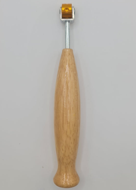 Texture roller for making patterns in the surface of clay